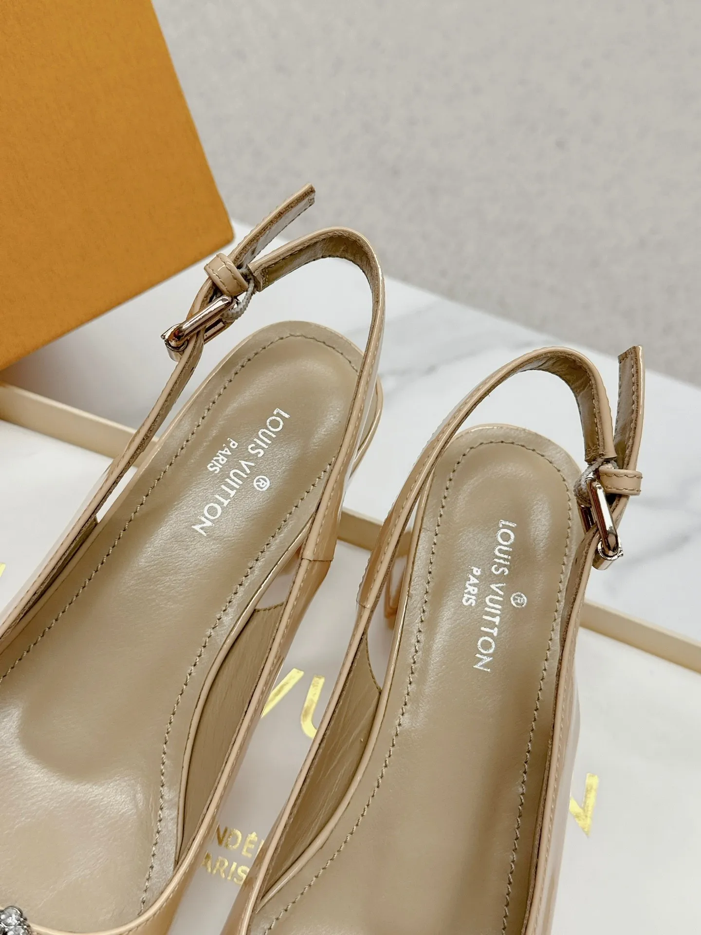 👟👟Ex-factory price 580👟👟 👑 Lv shoes This Urban Twist women's shoe is a stylish upgrade to the classic stiletto style. It is made of smooth calfskin upper with a bright silver metal toe and is engraved with the LV Circle logo, highlighting the Louis Vuitton brand characteristics. Detailed features: Calfskin material Lining: Imported full-grain sheepskin Foot pads: Imported full-grain sheepskin sole Italian genuine leather sole Heel height Two height sizes: 34-40 (34.40.41 customization is not returnable)